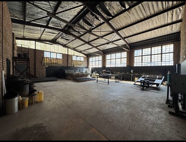 272M² WAREHOUSE TO LET IN INDUSTRIA NORTH